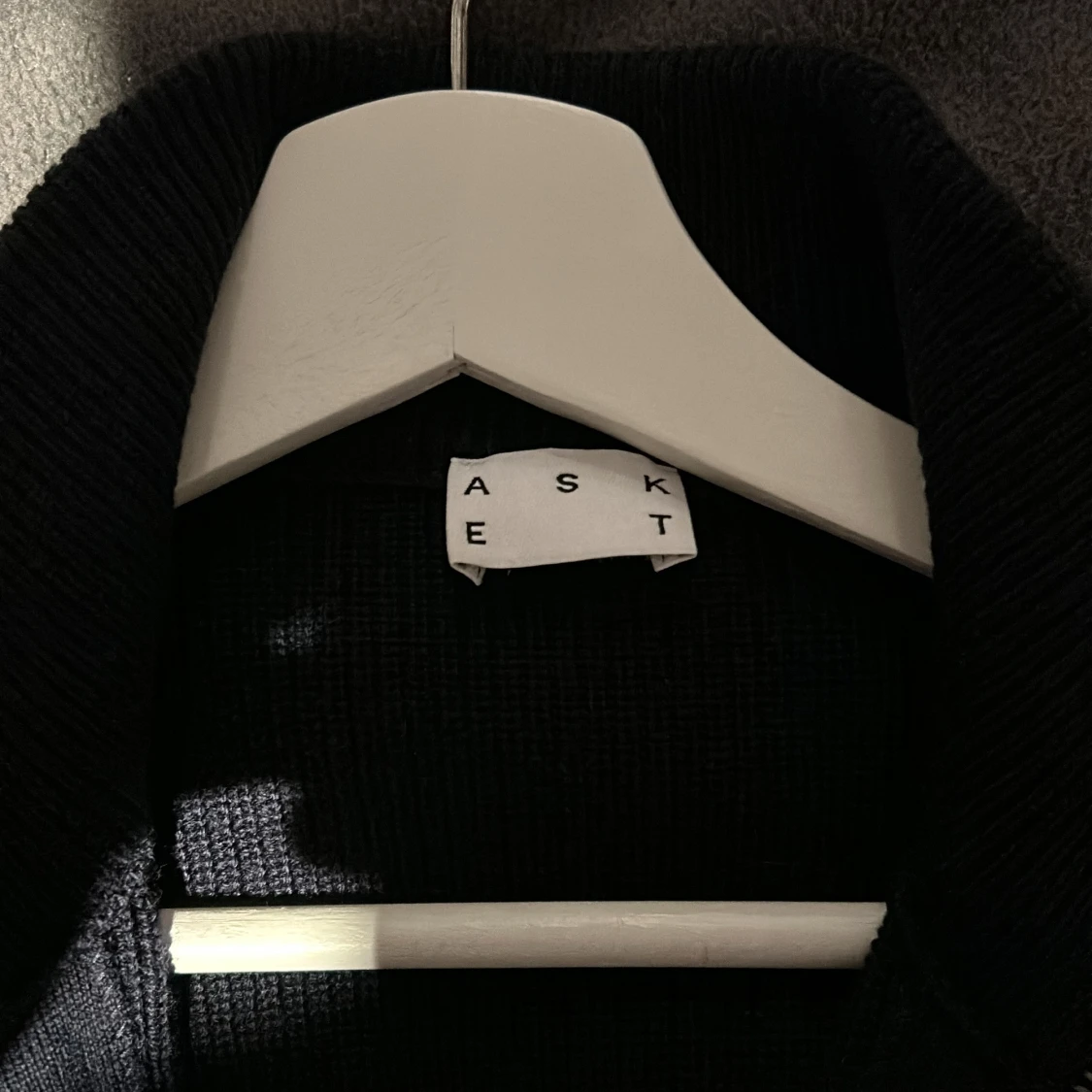 Mörkblå merinoullskofta från Asket - 91