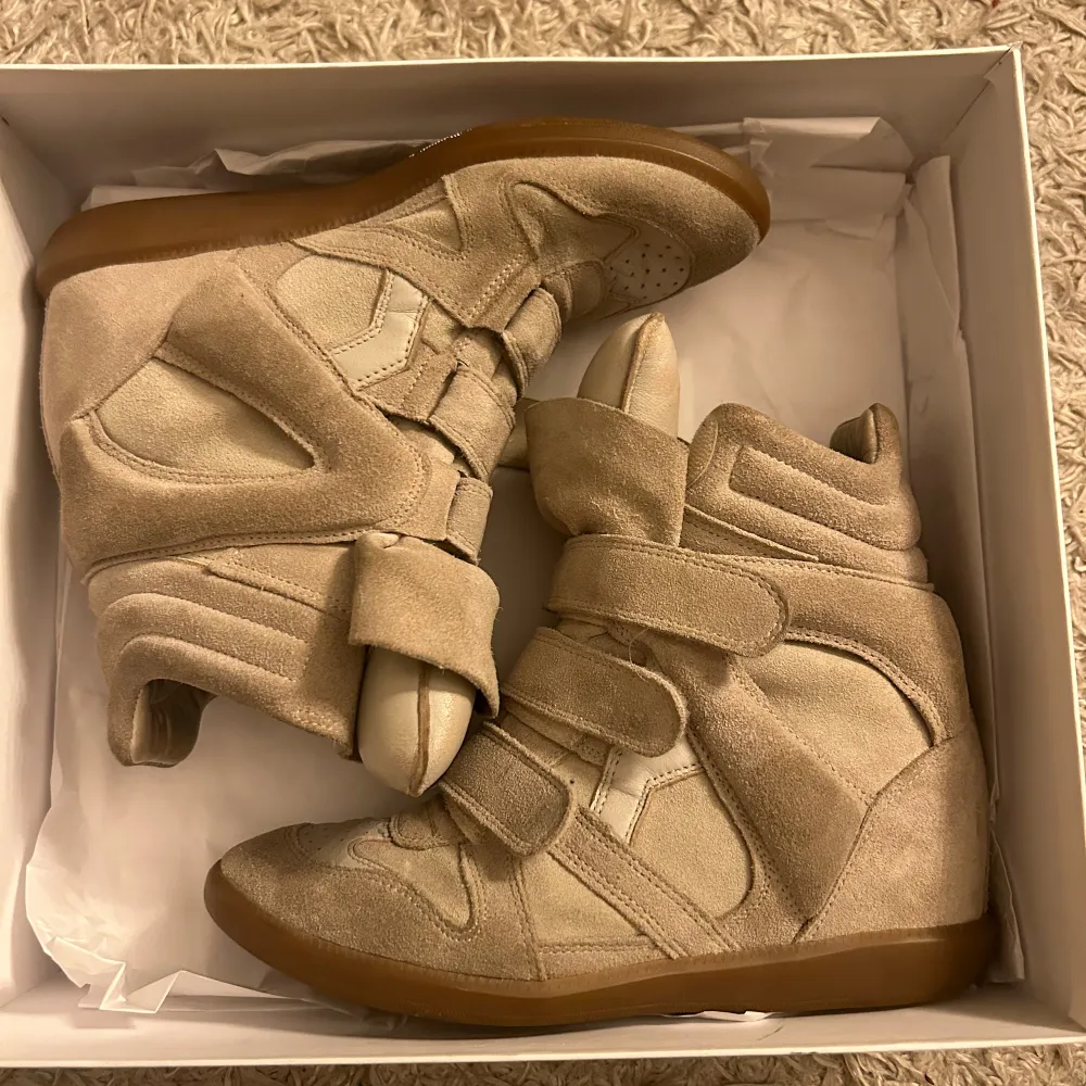 Säljer snygga beige trendiga sneakers från Isabel Marant i beige färg, storlek 39 men passar även de som har 38, köpt på Plick men aldrig använt själv, bra skick, får med kartongen vid köp💕kontakta gärna ifall du har några frågor🥰säljer då de aldrig kommer till användning . Skor.