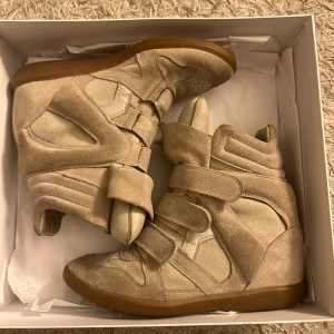 Isabel Marant skor - Säljer snygga beige trendiga sneakers från Isabel Marant i beige färg, storlek 39 men passar även de som har 38, köpt på Plick men aldrig använt själv, bra skick, får med kartongen vid köp💕kontakta gärna ifall du har några frågor🥰säljer då de aldrig kommer till användning 