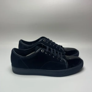 Lanvin skor(nya) - Hej! Säljer nu dessa super snygga och eftertraktade lanvin skor. Denna modell görs inte längre. Färgen är extremt sällsynt. Uk10 passar 45. Hör av dig vid frågor 