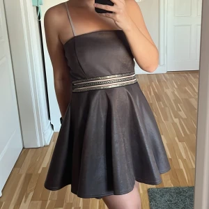 Brun klänning från Joy's Paris - Säljer en superfin brun klänning från Joy's Paris få den inte kommer till användning. Den har en elegant design med en dekorativt bältesdesign i midjan. Perfekt för festliga tillfällen eller en tema fest, finns ingen storlek men skulle gissa på M/L 🌟