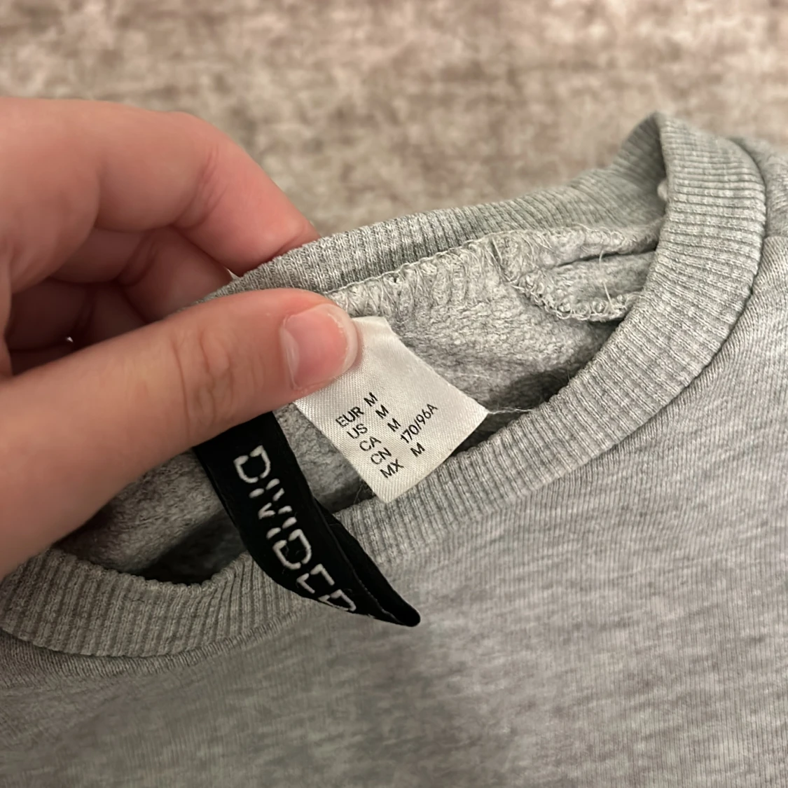 Grå tröja från DINGE - 92