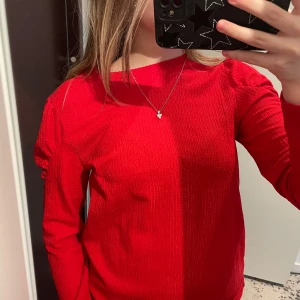 Röd långärmad tröja - Säljer en snygg röd långärmad tröja i bra skick. Perfekt för höst och vinter med sin varma färg. Tröjan har en enkel design utan mönster, vilket gör den lätt att matcha med andra plagg. Passar både till vardags och festliga tillfällen. 🥰