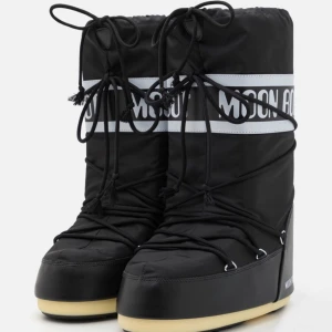 Moon Boots - Säljer mina moonboots som inte kommer till användning. Knappt använda och inga defekter. Öppen för andra prisförslag🥰🥰 