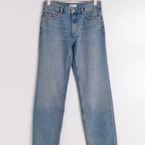 Straight leg jeans  - säljer mina straight leg jeans från gina tricot. de är använda sparsamt och är i bra skick. köpte de för 500 kr men säljer för 150 kr. skriv för fler bilder eller frågor:)