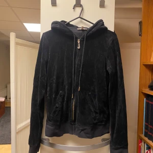 Svart juicy couture kofta - Svart juicy couture kofta i fint skick, stl L🫶🏼 