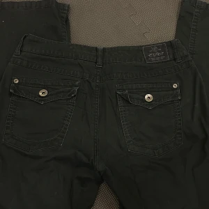 Lågmidjade jeans - Svarta lågmidjade jeans från Esprit. Coola fickor. Något slitna vid benslutet i bak.  Midjemått, 41 cm rakt över och 80 cm i innerbenet. Skriv vid frågor☺️