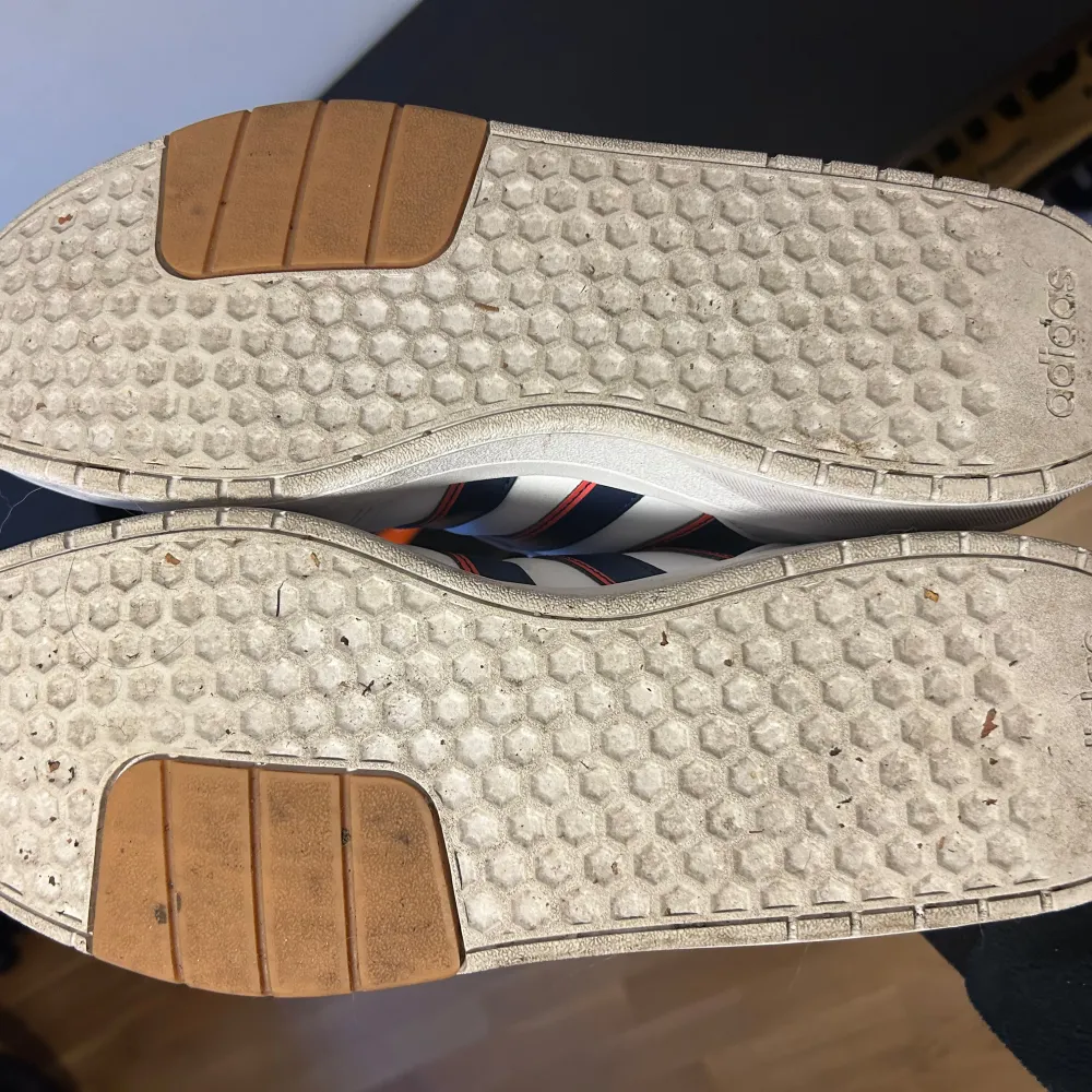 Mycket fina Adidas herrskor i nästan nyskick som bara använts några fåtal gånger då jag insåg att de var lite för stora. Skickas i original kartong, nypris ca 800kr. EU storlek 49 1/3 (US 14). Skor.