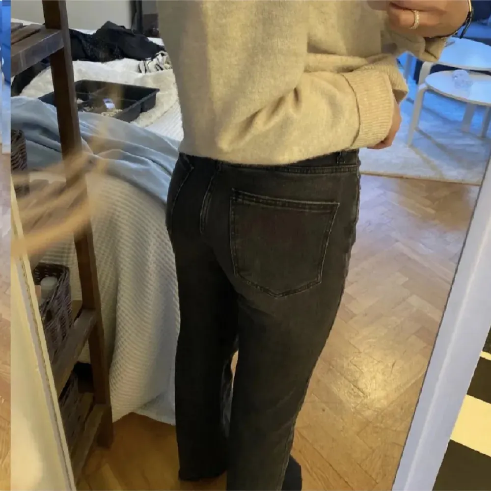 Så fina grå jeans från Gina strl 36, knappt använda så i fint skick! 🤎Passar ca 160 cm. Farkut & Housut.