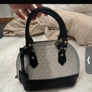 Mk väska  - Väldigt fin och stilig väska, som kan användas vid flera tillfällen aldrig använd!!💕