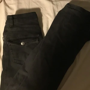 Nästan helt NYA boot cut jeans från lager 157😍🙌🏼 - Typ helt nya svarta bootcut jeans från lager157 i strl xs-xxs short legg 