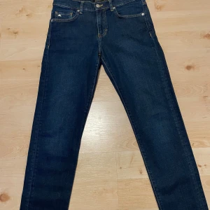 J.Lindeberg Jay Jeans - J.Lindeberg ”Jay” jeans. Storlek 30/32, skick 9/10.  Pris ej hugget i sten, kontakta oss vid frågor!  /VibeWearCloset