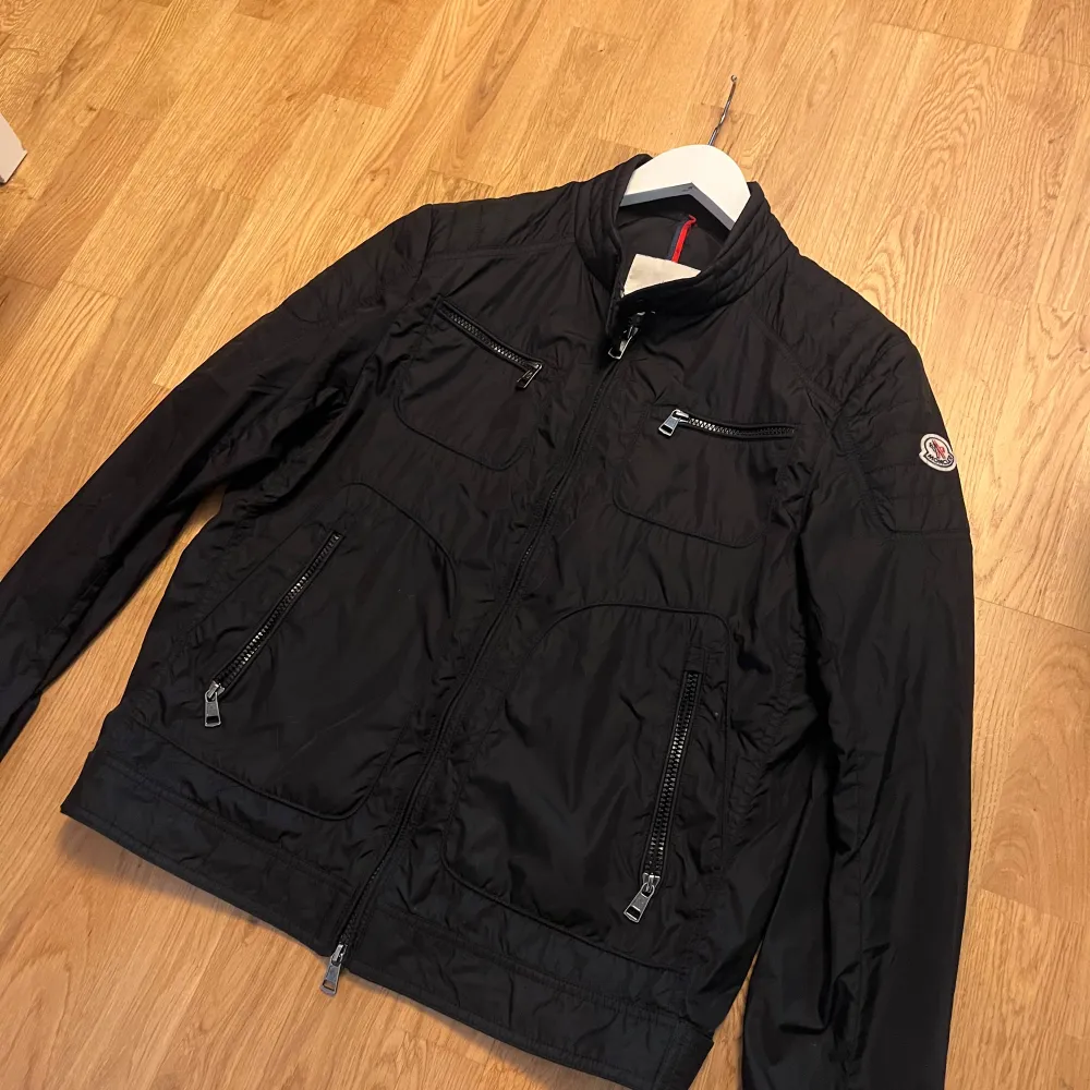 Tja! Säljer nu en extremt fin windbreaker från moncler! Självklart äkta, kom privat för önskemål av bilder och tags❤️ Skick 8/10  Zize medium . Jackor.