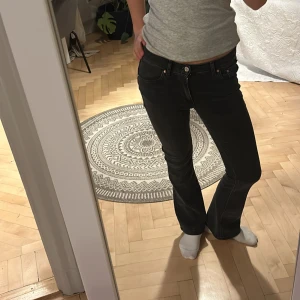 Gina tricot jeans  - Svart/gråa jeans från ginatricot i storlek 36🥰 Dessa är helt oanvända och kostar vanligtvis 499 kr. Pris kan diskuteras (min vän på bilderna)