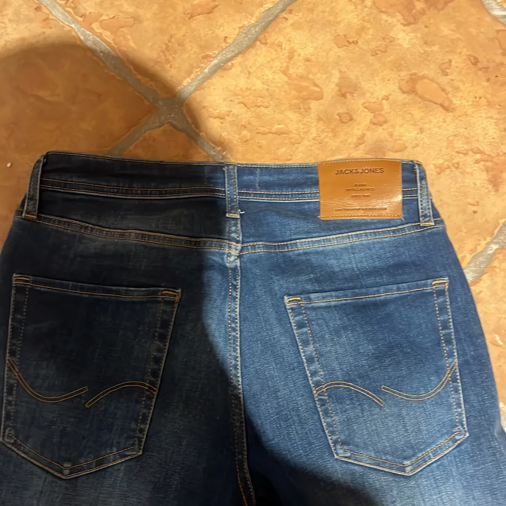 säljer ett par Jack and Jones jeans som jag använt 2-3 gånger. Dom är i storlek 29/30 och är slim. Den har riktigt fin tvättfärg och ränder, ny pris på dom är 1099kr men säljer dom för 600kr Hör av er om ni har frågor Snabb affär kan pris diskuteras. Jeans & Byxor.