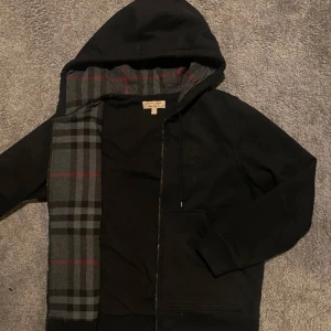 Burberry hoodie - Säljer nu denna burberry hoodien då den inte kommer till användning nypris ligger på ca 6k! Strolek S och detta är den tjockare modellen! 