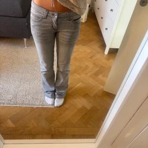 Grå jeans - Low wasit bootcut grå jeans💞