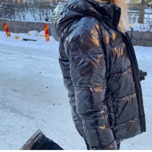 Hollister puffer jacket  - Bra skick och kom med prisförslag. Skulle säga att den är svart men lite mörkblå💕💕