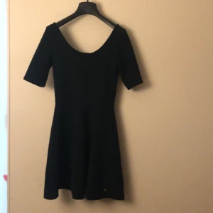  Stretchy utsvängd kort klänning - Mycket bekväm, stretchy klänning, sparsamt använd, två - tre gånger, passar både vardagen och en liten fest, mörk blå färg, ska passa lika bra någon som har storkek 34 och 36, lagom kort, materialet lite tjockare så det passar hösten och vintern bra.