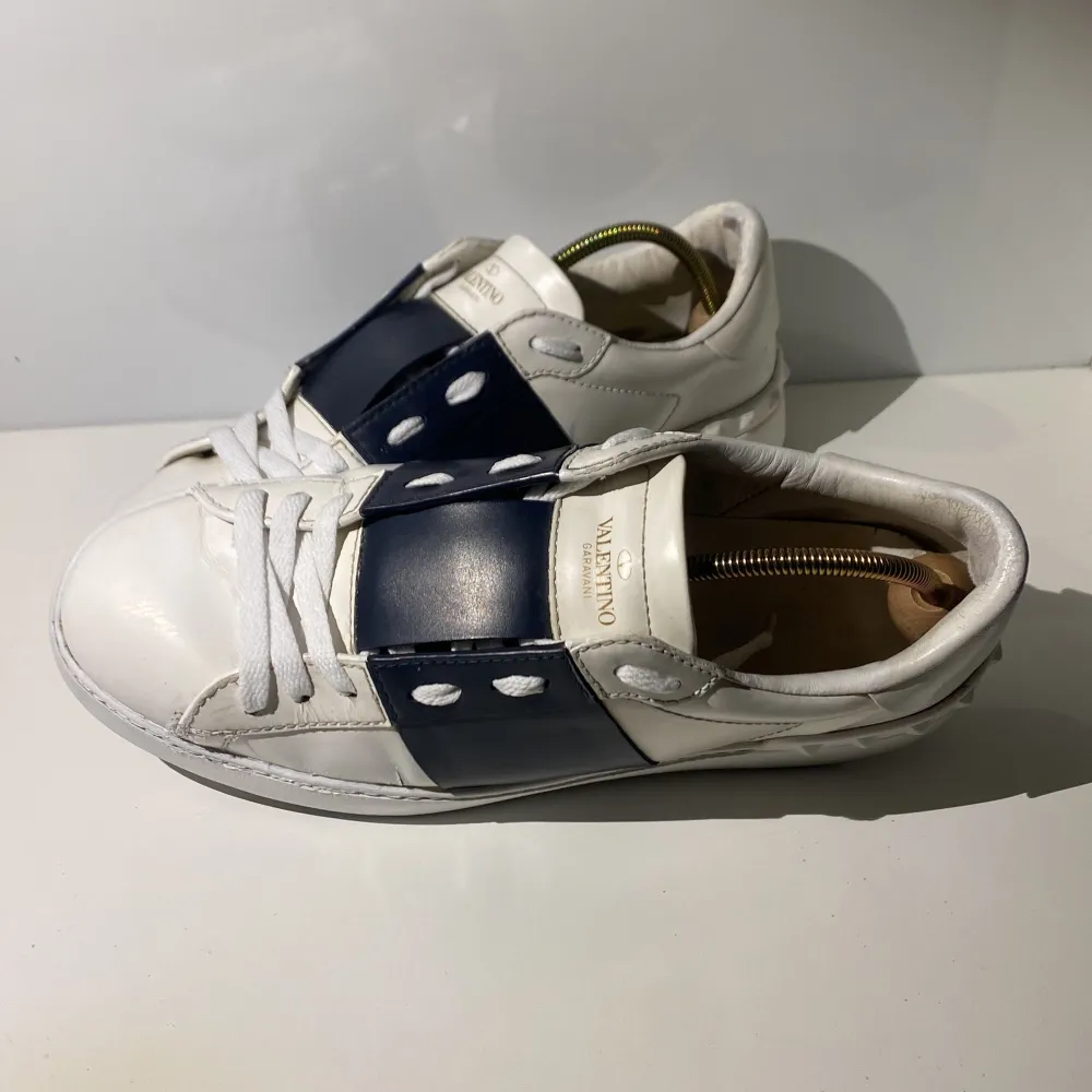 Ett par valentino opens i mörkblå i 9/10 skick men jag har bytt snörena på dom. Har även orginal snörena som man får med men dom är smutsiga och i dåligt skick. Nypris ligger runt 7000kr och mitt pris är 2199. Dom är i storlek 42 men passar även 43. Skriv för fler frågor.. Skor.