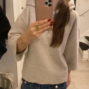 Beige hoodie med trekvartsärm - Säljer en supermysig beige hoodie med trekvartsärm. Perfekt för höst och vår! Har fixat till den, eftersom det var en tråkig hoodie från början har fixat armarna osv. Som ni kan se på bilden.  #stockholmsstil