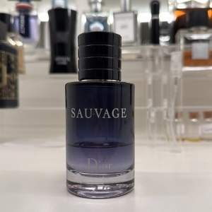 Säljer en elegant och maskulin sample från Dior, Sauvage. Perfekt för den som vill ha en fräsch och kraftfull doft. Passar både till vardags och fest. 