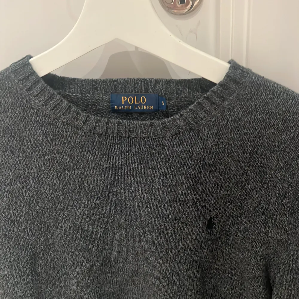 Säljer nu min mörkgråa stickade tröja från Ralph Lauren! Tröjan är i ett mycket bra skick och har inga slitningar eller defekter. Storlek S. Modellen är 184cm. Köpt för 1850kr. Hör gärna av er om frågor!. Tröjor & Koftor.