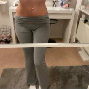 Säljer dessa jätte snygga yoga pants som tyvärr är för små för mig,använda ca 3 gånger men inte mer!!kontakta vid fler frågor eller bilder!!💗