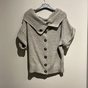 Stickad kofta - Säljer denna stickade koftan från river island i storlek m kontakta gärna om du har frågor eller funderingar😊 den är beige grå