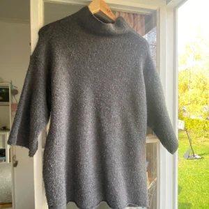 Fil stickad tröja - Stickad tröja från Zara. Lite längre modell med korta armar och halv polo. Skriv om ni har fler frågor eller vill ha fler bilder💕
