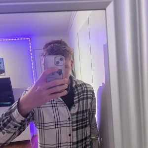 Skjorta  - Det är en skjorta från Zara, den har väldigt bra skick och knappt använd, nytvättad är den också