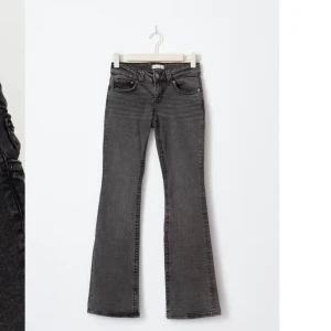 Y2k low waist bootcut jeans - Liten i storleken, passar mig som är 170, nypris 500kr, priset kan diskuteras 