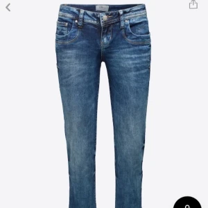 Low Waits Ltb jeans - Jättefina Ltb jeans i toppskick pg att jag inte använt dem mycket alls. För att det är lite stora på mig. Passar allt och pris ja köpte de för va 630 kr. (Har dok gjort små hål för att kunna dra ett snöre på insidan men det funkade inte så det är därför jag säljer dem. Men inget som syns på utsidan eller påvärkar användningen)❤️