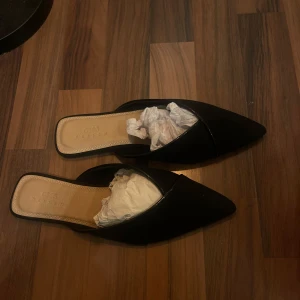 Ballerina i spets  - Så otroligt snygga och eleganta skor!! Helt nya, tyvärr va de för små, hade önskat dessa i större storlek, men fick ej tag på några. De är i mocka. Storlek 38, men 37 passar också. 