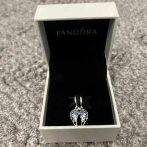 Pandora Vingar - Jättesöta Pandora berlocker som säljs tillsammans. Helt ny och oanvänd. 💗På baksidan står det ” I’ll always be there “.  🥰💗💗 Säljs pga mamma råka köpa en likadan som jag redan har. Nypris 649kr ( Säljer inte boxen och kedjan ‼️) 
