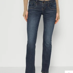 Ltb lågmidjade jeans - Säljer mina helt nya oanvända ltb jeans i strl W32XL32 skulle säga att de passar någon som vanligtvis har strl L. Säljer de pågrund av att de är för stora för mig. Köpta för 599 men säljer de för 160 Skriv om du har funderingar💞💞