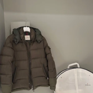 Moncler montgenevre  - Hej, Säljer nu min gröna Moncler montgenevre då jag är sugen på en annan jacka denna vintern.  Jackan är en Size 4 vilket vanligtvis brukar motsvara M/L men jag själv är 180cm & väger 75kg och fungerat perfekt i storlek för mig.  Precis Kemtvättad!