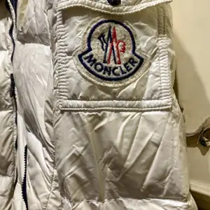 En Moncler vinter jacka, super fin creme vit färg Självklart äkta har kvitto osv  Vet inte modellen, men extremt lik maya