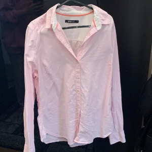 Rosa skjorta - Använd fåtal gånger, normal i storleken🩷
