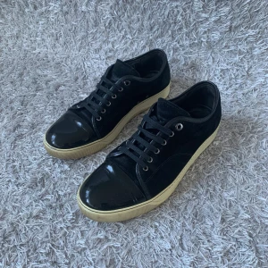 Lanvins - Riktigt fina Lanvins! | De är i använt men fint skick som kan ses på bilderna, lite häldrag samt att snören är lite avnötta men inget som påverkar utseende så värst! | UK 10 som motsvarar strl 44 men kan passa lite större! | Ställ gärna frågor!