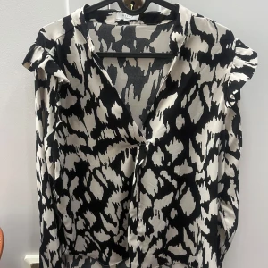 Blus  - Säljer denna såå söta blusen köpt på Raglady, aldrig andvänd. 