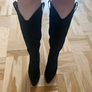 Svarta Cowboy Boots - jättefina cowboy boots i mocka, inte använda! storlek 39🩷 klackhöjd ca 6 cm