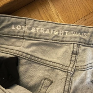 Lågmidjade jeans - PERFEKTA lågmidjade jeans, säljs då dom inte passar. Inga defekter, knappt använda. Älskar färgen, perfekt för hösten och vintern! Skriv för mer info/mått!