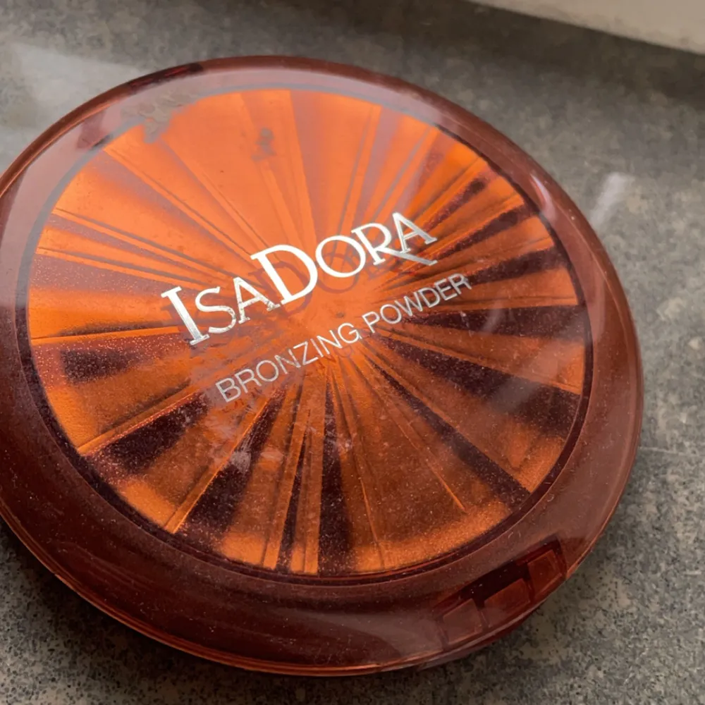 Säljer min puder bronzer från Isadora i färgen 01 light tan. Passade inte min hudtyp och därför säljer jag den, annars väldigt fin i formulan och går att bygga upp. Skönhet.