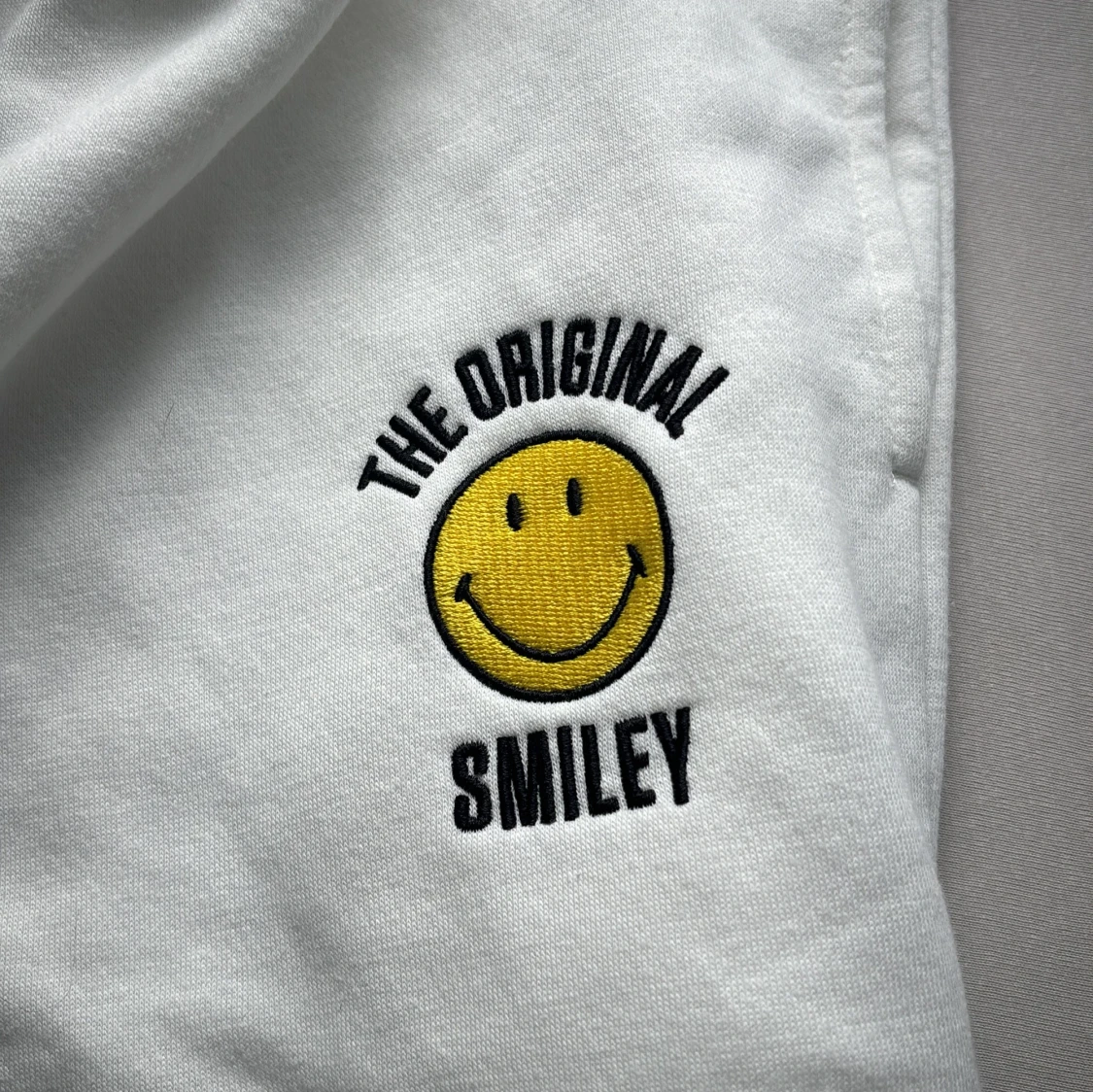 Vita mjukisbyxor från H&M x Smiley - 91