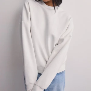 Vit oversized sweatshirt - Säljer en vit sweatshirt i oversized modell. Storlek XS från Nelly. Fint skick. 