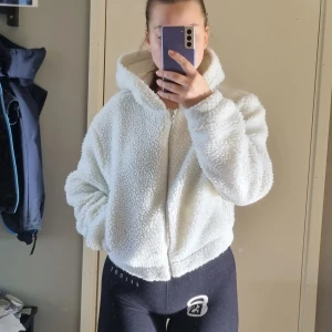 Teddy jacka - Vit Cropped teddy jacka storlek M. NLY trend