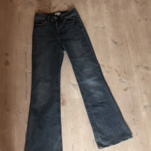 Lågmidjade jeans🥰🐆 - Ett par snygga lågmidjade bootcut jeans i strl.32 från HM! Inga defekter och nästan nyskick😍🐆 Säljer då de tyvärr blivit för små🥲