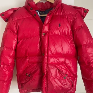 Ralph lauren jacka  - Här säljer jag en skit försåg raffe jacka. Finns en defekt är ett litet hål men det är fixat. Den är i ett väldigt bra skick, den har inte kommit till mycket användning. Ny pris är runt 3200 mitt pris 2300. 