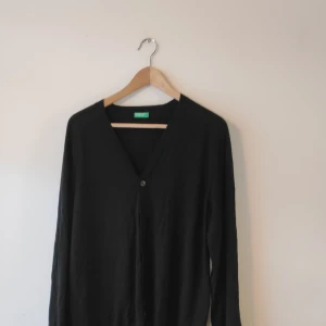 Svart kofta United colors of benetton - Stl.XL  Väldigt sparsamt använd.   55% Viscose 45% Polyamod